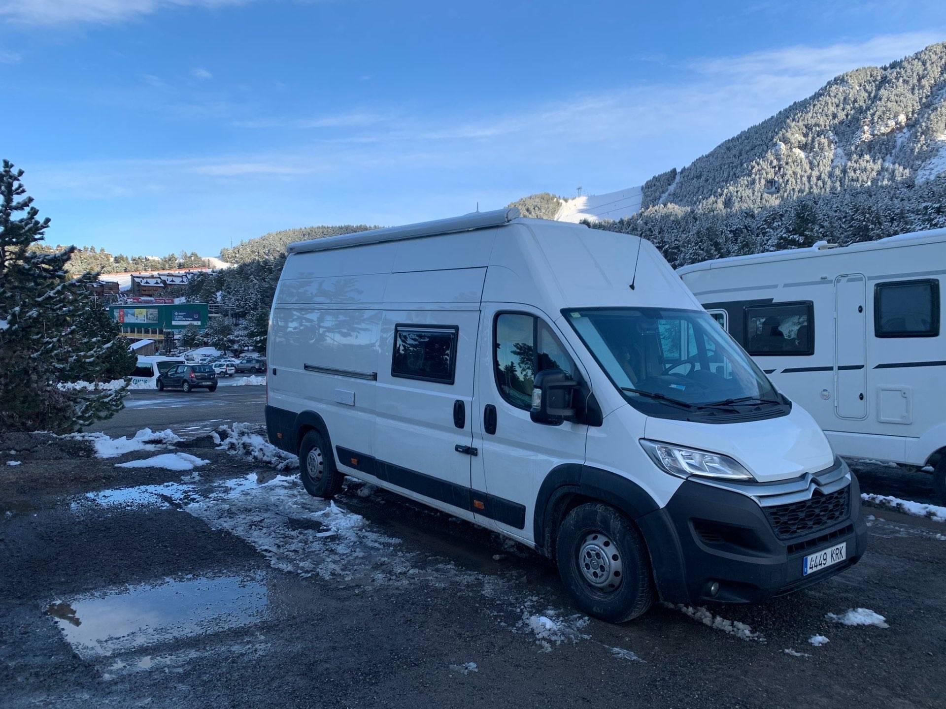 Cosy camper van for a family of 4